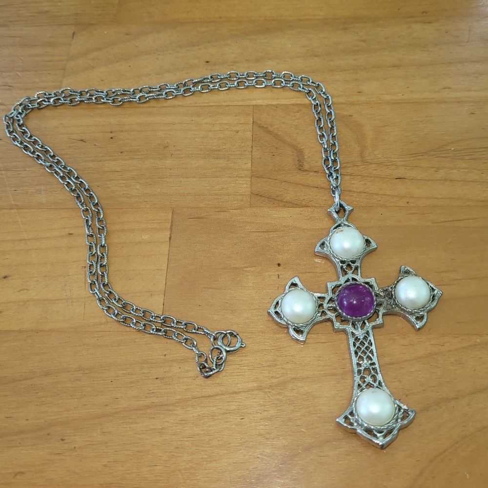 Vtg 1971 SARAH COVENTRY Crusader Cross Necklace Faux Pearl Purple MCM 70s - Picture 3 of 9